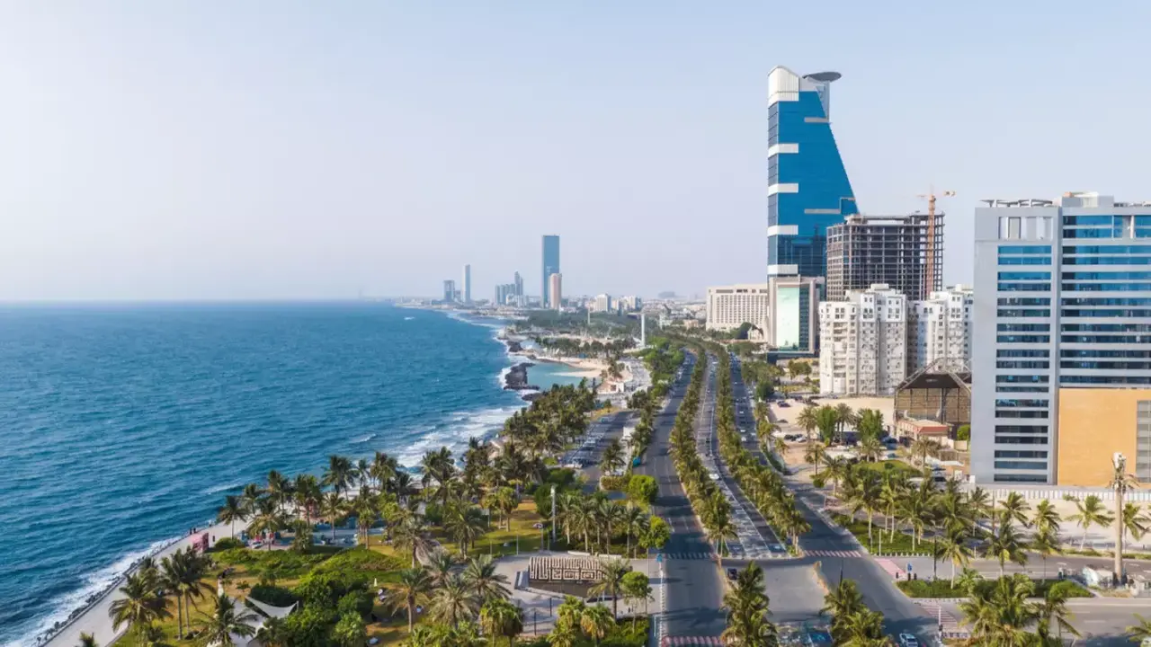 أرقام قياسية في جدة.. تنظيف مساحة تعادل 1800 ملعب كرة قدم خلال عام